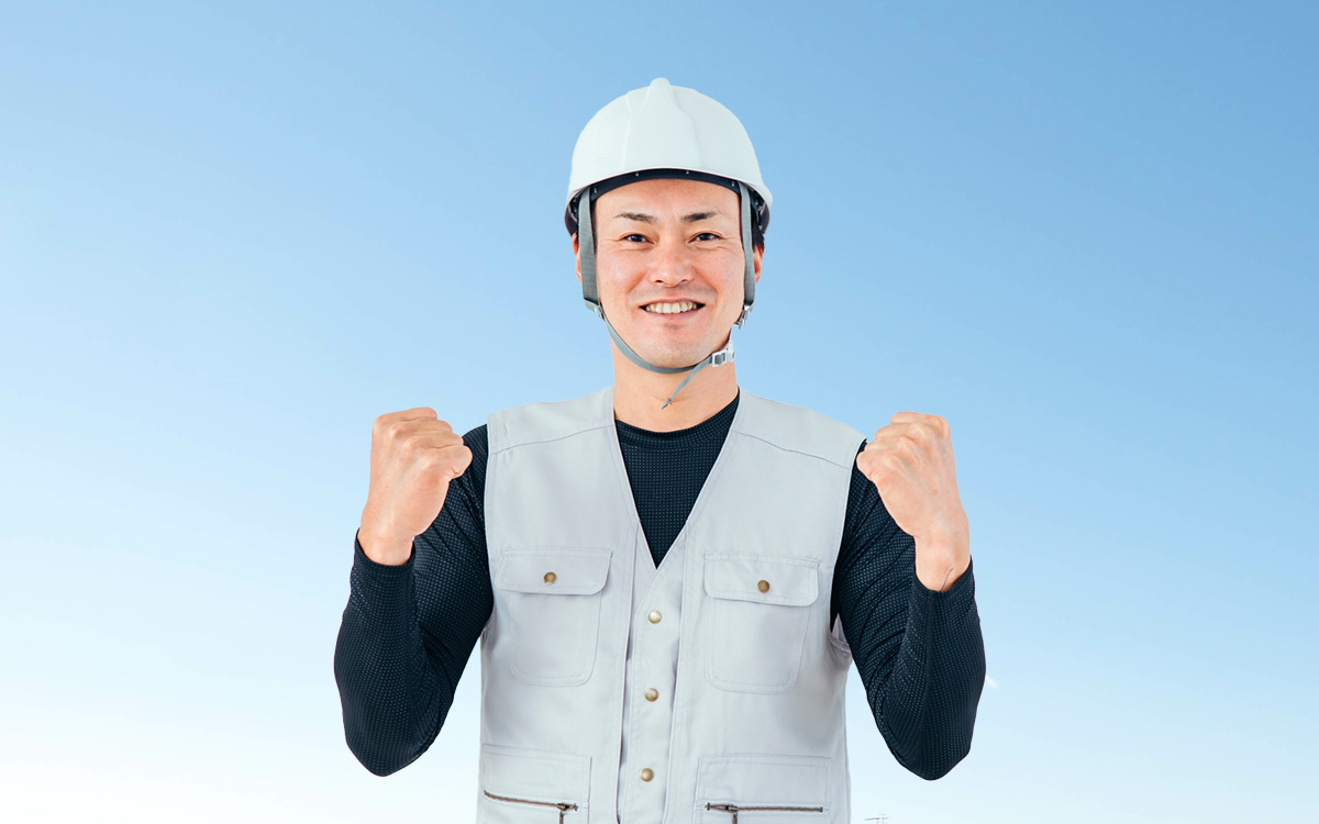 ガッツポーズする作業員男性